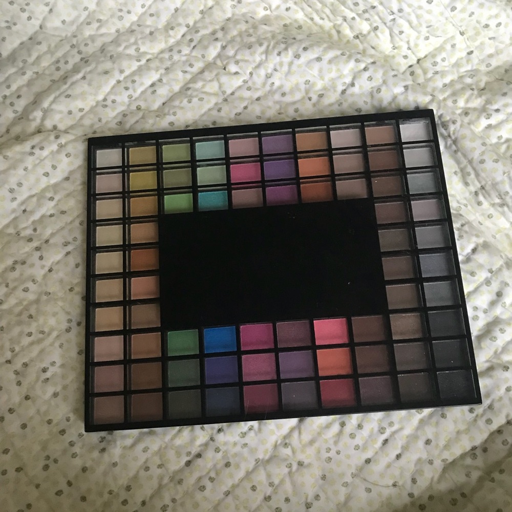 100 Pan eyeshadow palette